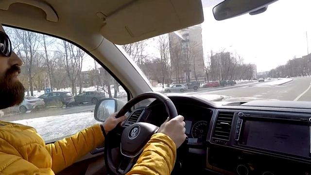 Фургон Фольксваген Каравелла лонг первый раз на DSG катаюсь по Москве