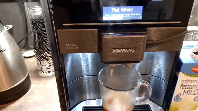 ✅Siemens EQ 6plus S700 extraklasse -Flat White zubereiten смотреть онлайн