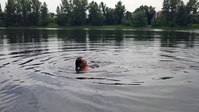 Закаливаюсь в холодной воде на протоке реки Енисей смотреть онлайн