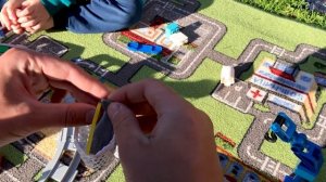 Поезда Лего дупло (Lego duplo) Данилка и папа собирают лего паровозики с железной дорогой