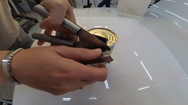 Как неправильно открывать консервы