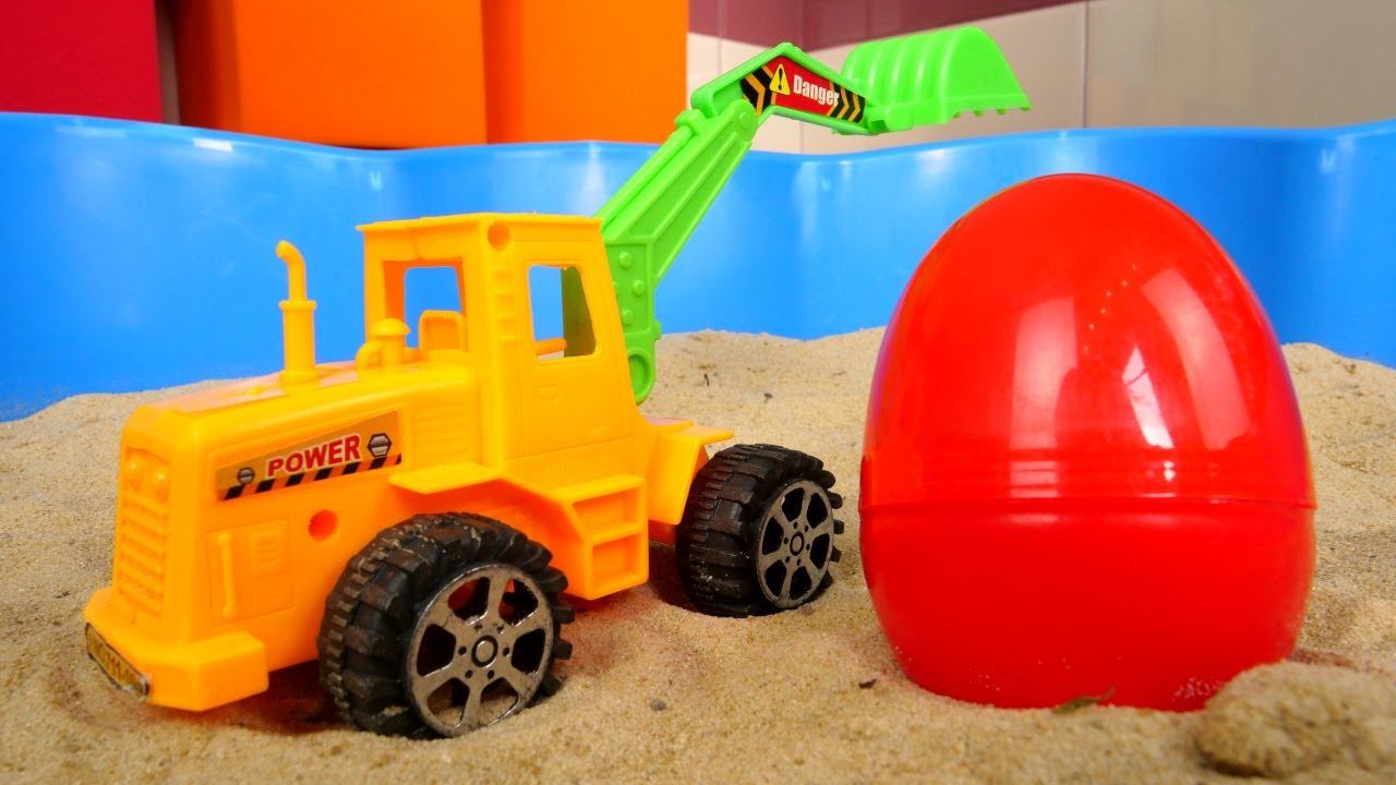 Ищем сюрпризы в песочнице! — Развивающие игры для самых маленьких про машинки в песке смотреть онлайн