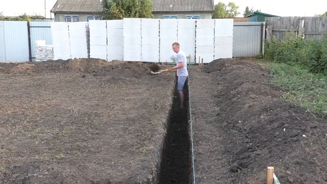 Копаем яму под фундамент (Дом с нуля 5 серия)