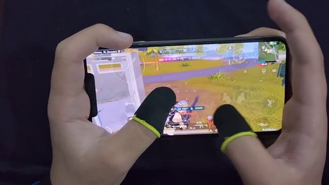 IPHONE XS MAX ? BEST 4 FINGERS CLAW + GYRO | PUBG MOBILE HANDCAM GAMEPLAY смотреть онлайн