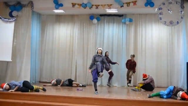Новый Год:) Танец гномиков! смотреть онлайн