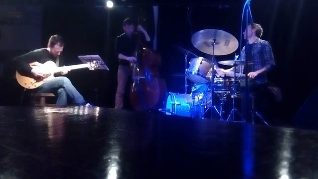 06 Albert Vila Trio ČT 26 2 2018 Modrý Trpasík смотреть онлайн