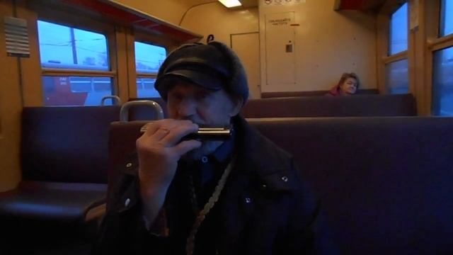 Брянск. Михаил Алексеевич играет на губной гармошке. смотреть онлайн