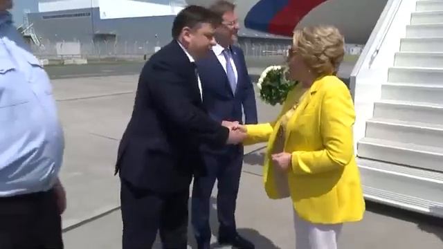 Дмитрий Азаров встречает Валентину Матвиенко в аэропорту Курумоч смотреть онлайн