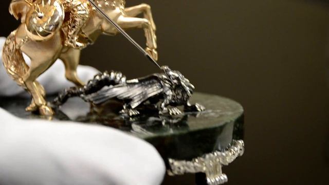 Золотая статуэтка Георгий Победоносец и серебряный змей на подставке из змеевика смотреть онлайн
