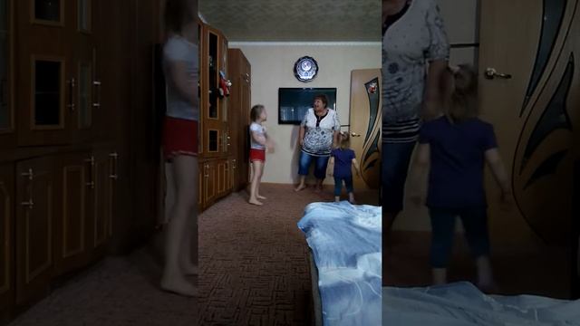 Поем частушки,как можем,под гитару смотреть онлайн