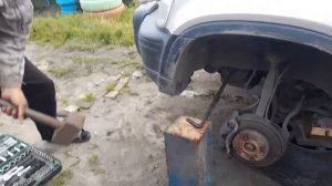 Откручиваем болт шкива на хонде.Самый простой способ.