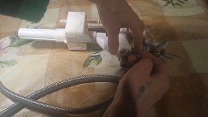 замена уплотнительной резинки в гайки гибкого подводящего шланга воды
