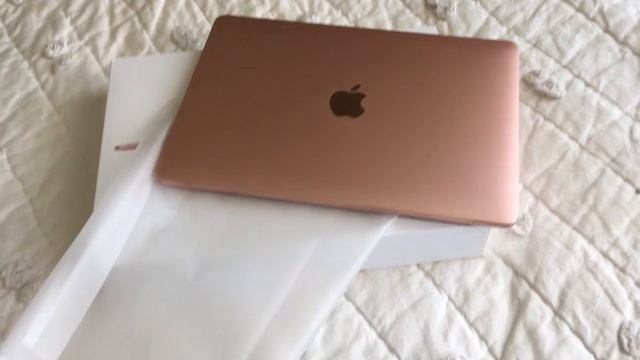 Rose Gold MacBook (2017 version) Unboxing смотреть онлайн