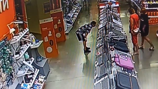 Подросток украл ноутбук за 150 тысяч в магазине в Волжском: дерзкое ограбление попало на видео смотреть онлайн