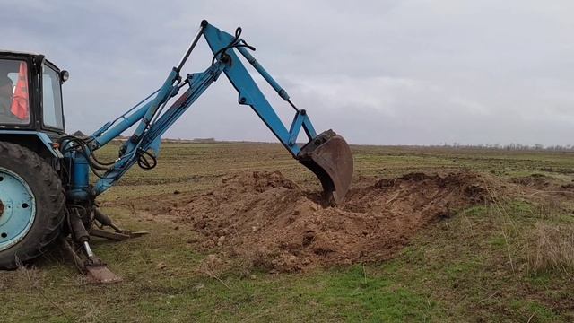копаем,экскаватор ЮМЗ,первый выезд