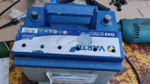 Делаем пробки в необслуживаемый аккумулятор Varta