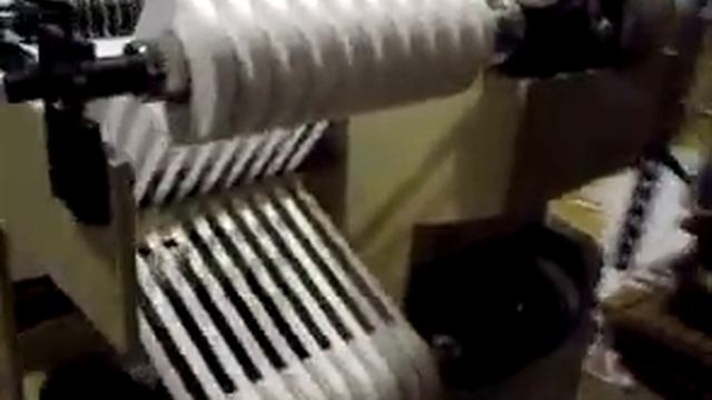 Бобинорезка DK-550 в работе по нарезке пленке дисковыми ножами - бобинорезальная машина смотреть онлайн
