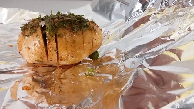 Картофель запечённый в духовке с чесноком и зелёнью/Oven baked potatoes with garlic and herbs смотреть онлайн
