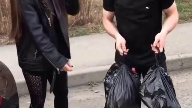 Когда решил помочь с пакетами девушке?