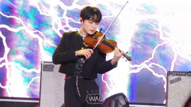 240217 HANTEO MUSIC AWARDS 한터뮤직어워즈 루시 - 부기맨 [신예찬 직캠] @ DDP смотреть онлайн