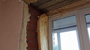 Утепление окон минватой.