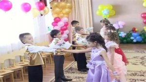 Вход с цветами.  Выпускной праздник (Видео Валерии Вержаковой)