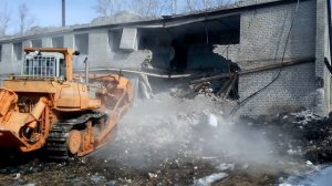 Снос здания бульдозером