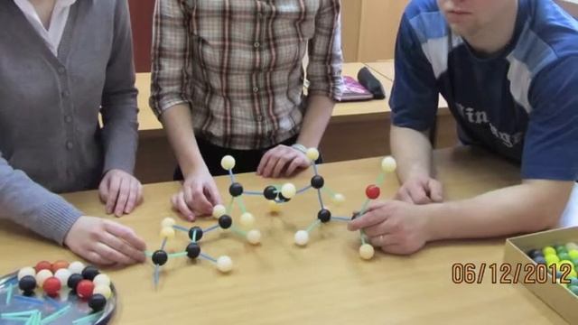 Химия. Модели формул молекул янтаря и янтарной кислоты. смотреть онлайн