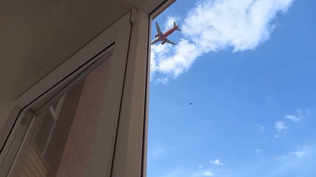 SSJ-100 Россия Москва-Омск садится днём над центром города Омска. смотреть онлайн