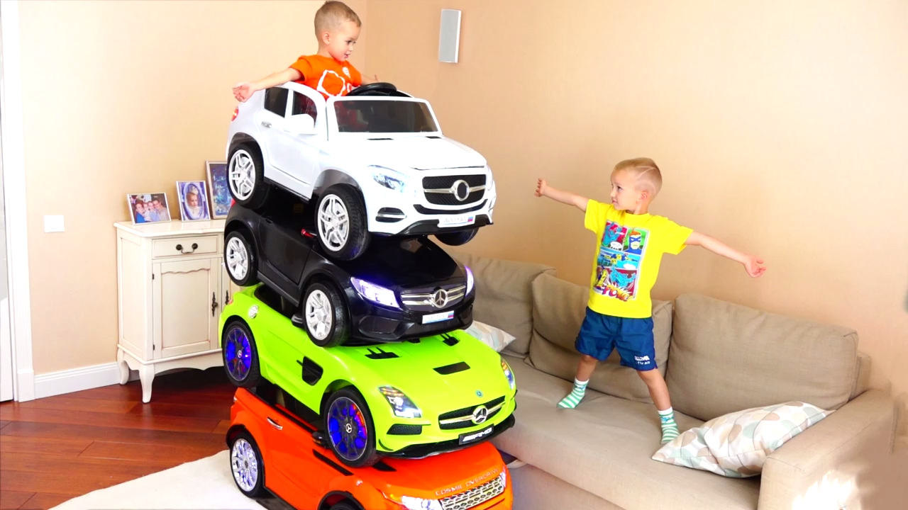 Смешные Дети и Цветные Колеса Мощность Автомобили Игрушки! Видео для развлечения смотреть онлайн