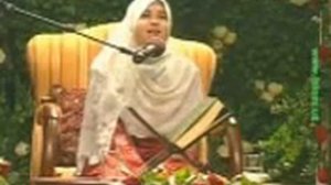 ДЕВУШКА КРАСИВО ЧИТАЕТ КОРАН