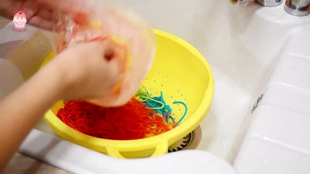 Как сделать Цветные Спагетти? смотреть онлайн