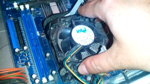 Removing a Intel Socket 478 CPU cooler with fan смотреть онлайн