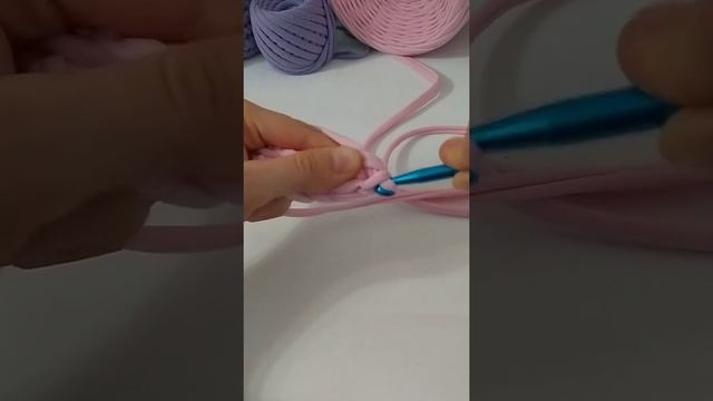Рюкзак из трикотажной пряжи крючком для девочки.