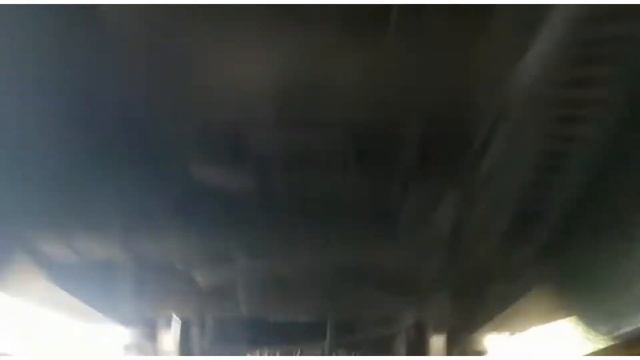 Съемка под поездом между рельсами. Движущийся пассажирский состав Москва - Адлер. Станция Солоники смотреть онлайн