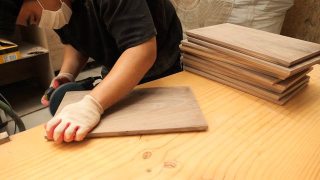 도마 하나 만드는데 300시간! 한국의 원목도마 대량 생산 공장 / Amazing Korean wood cutting board making factory смотреть онлайн