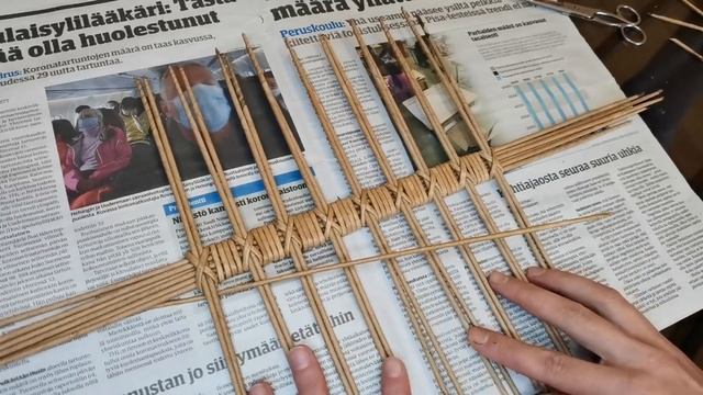 Коробка для специй из газетных трубочек. Плетем прямоугольное дно. Часть 1. смотреть онлайн