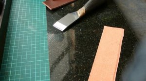 Брусовка кожи вручную. Шерфование. Спуск края кожи / How to skive leather using skiving knife?