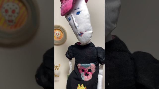 Куклы ручной работы.Девочка в шляпе.Беспорядок на рабочем столе.Handmade doll.Clutter on the deskto смотреть онлайн