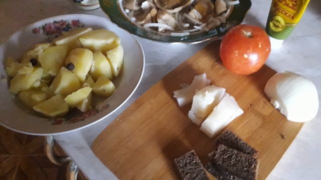 Маринованные белые грибы на столе с луком и под картошечку смотреть онлайн