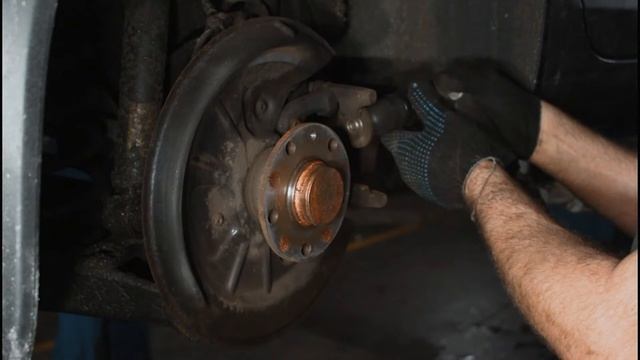 Замена задних тормозных колодок и дисков Volkswagen Golf VI