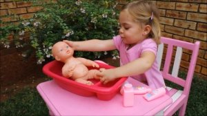 распаковка куклы кукла Ляля принимает ванну