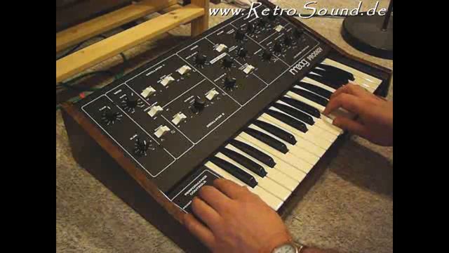 MOOG PRODIGY Analog Synthesizer sequenced смотреть онлайн