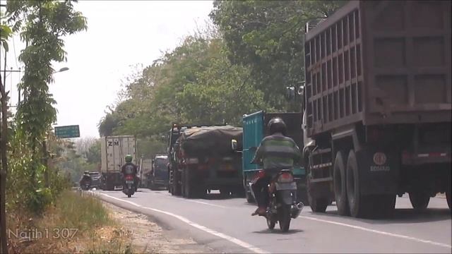 Duel sesama truk UD PK260ct, Nissan Condor BTX, dan Isuzu Borneo смотреть онлайн