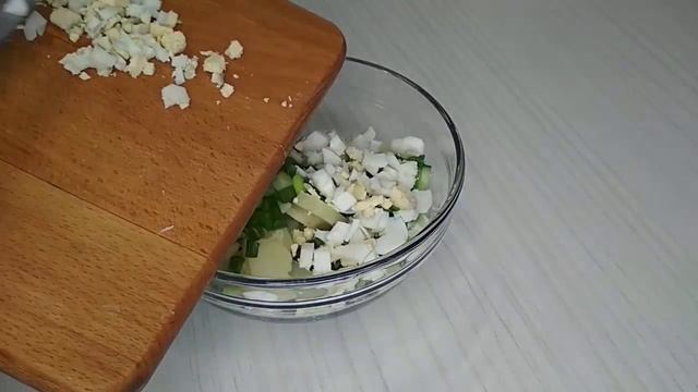 САЛАТ С ЯЙЦОМ И зеленым ЛУКОМ. ТРИ РЕЦЕПТА смотреть онлайн