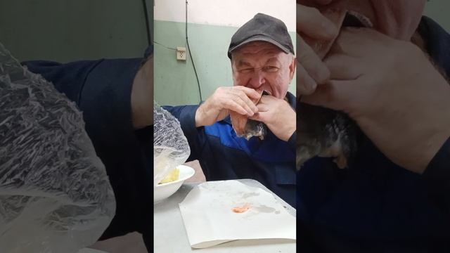 Ем филе горбуши с картошкой в мундирах.