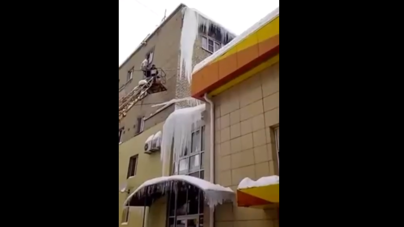 Чистка крыши от льда смотреть онлайн