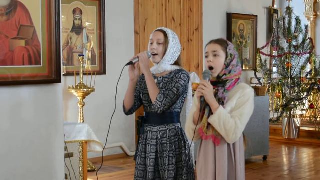 Вокальный дуэт поет 