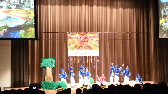 Fasha Performing in Wizard of Oz as Munchkin смотреть онлайн