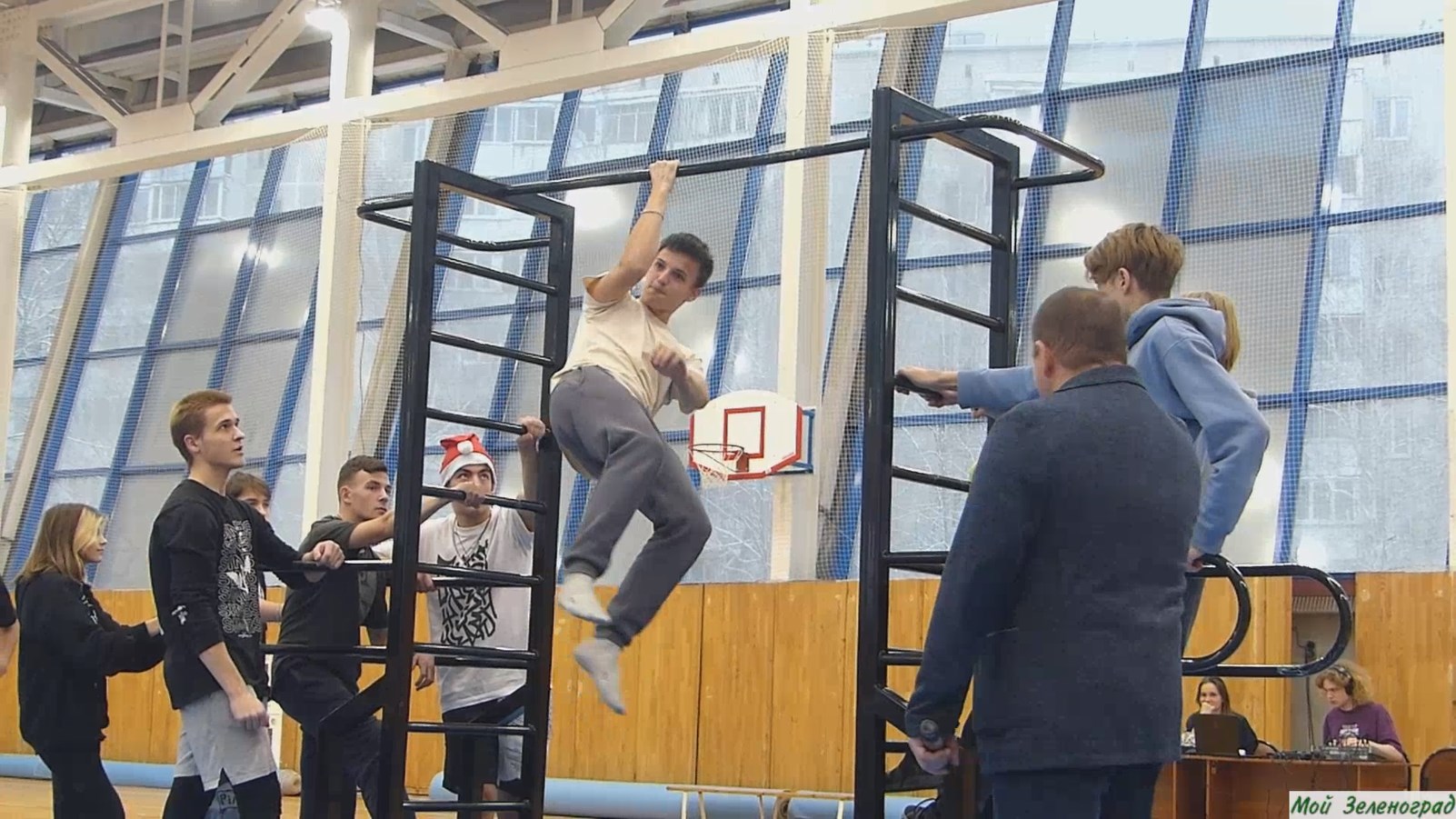 Старшая группа команды стрит воркаута «Р.У.С.Ъ» на новогоднем празднике в ФОК «Радуга»